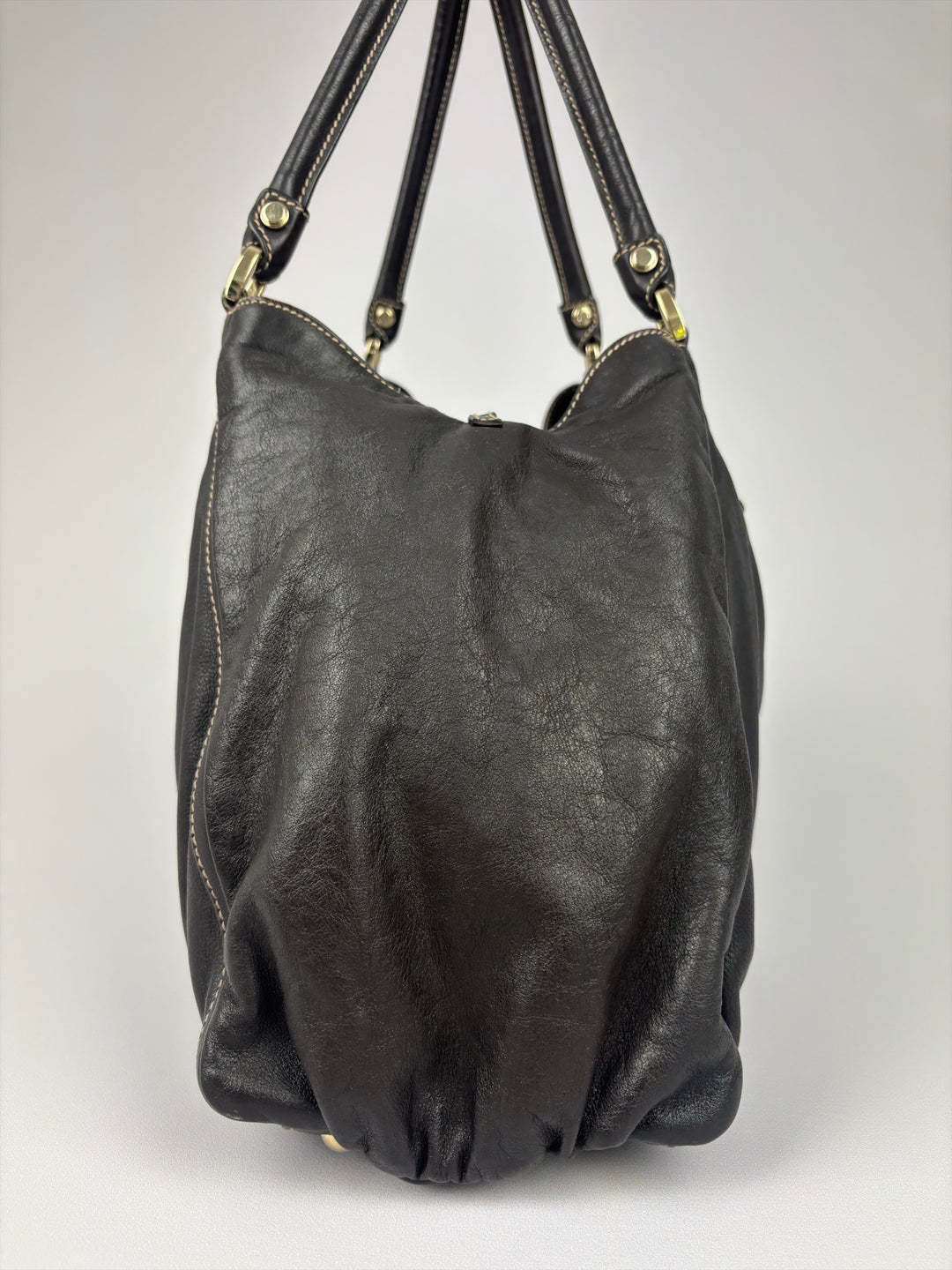 Gucci Abbey D-Ring Leather Hobo Shoulder Bag in Dunkelbraun, Detailansicht 5