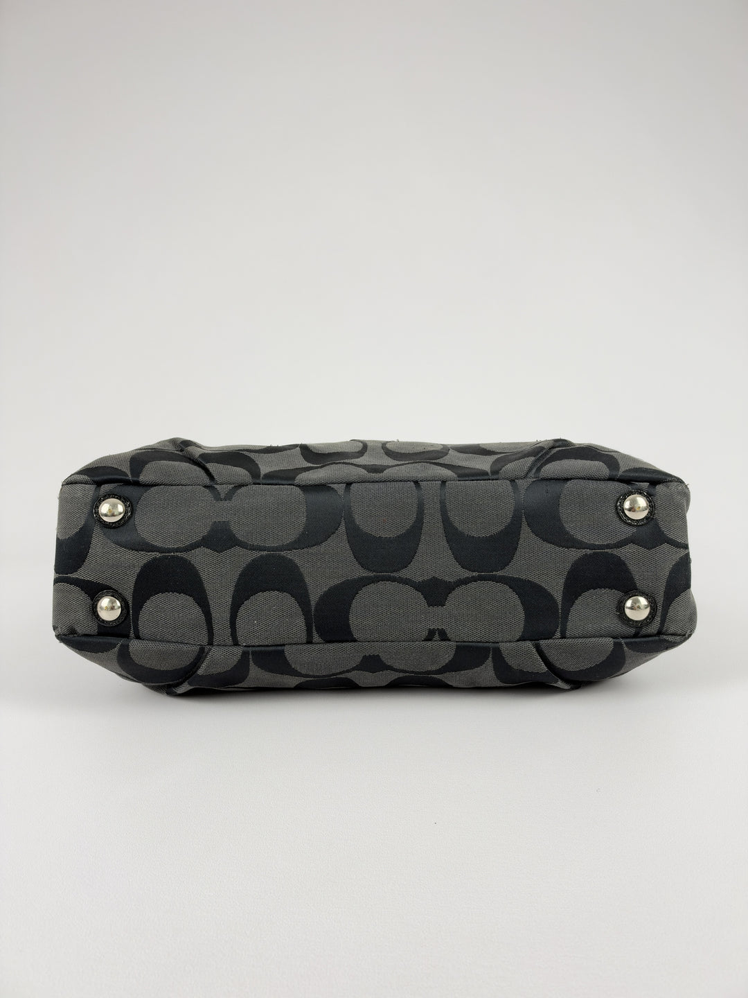 Coach Signature Soho Buckle Tote Shoulder Bag in Grau/Schwarz, Detailansicht 5