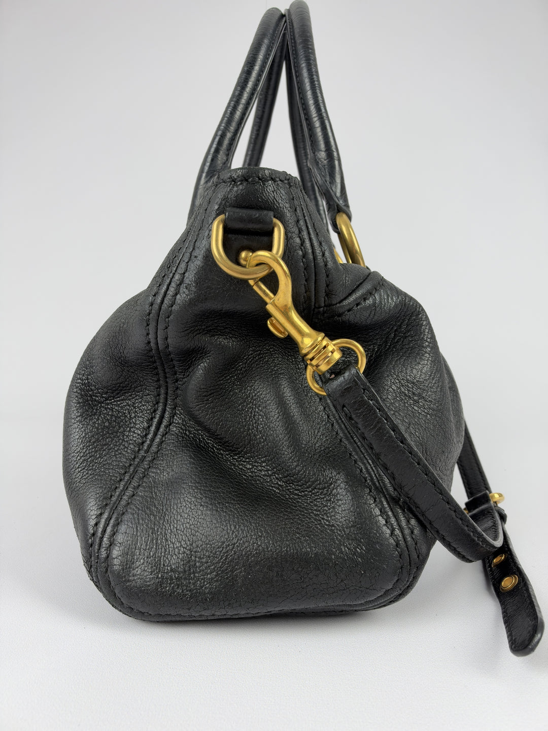 Miu Miu Cervo Shine Leather Shopping Tote Shoulder Bag in Schwarz, Detailansicht 5
