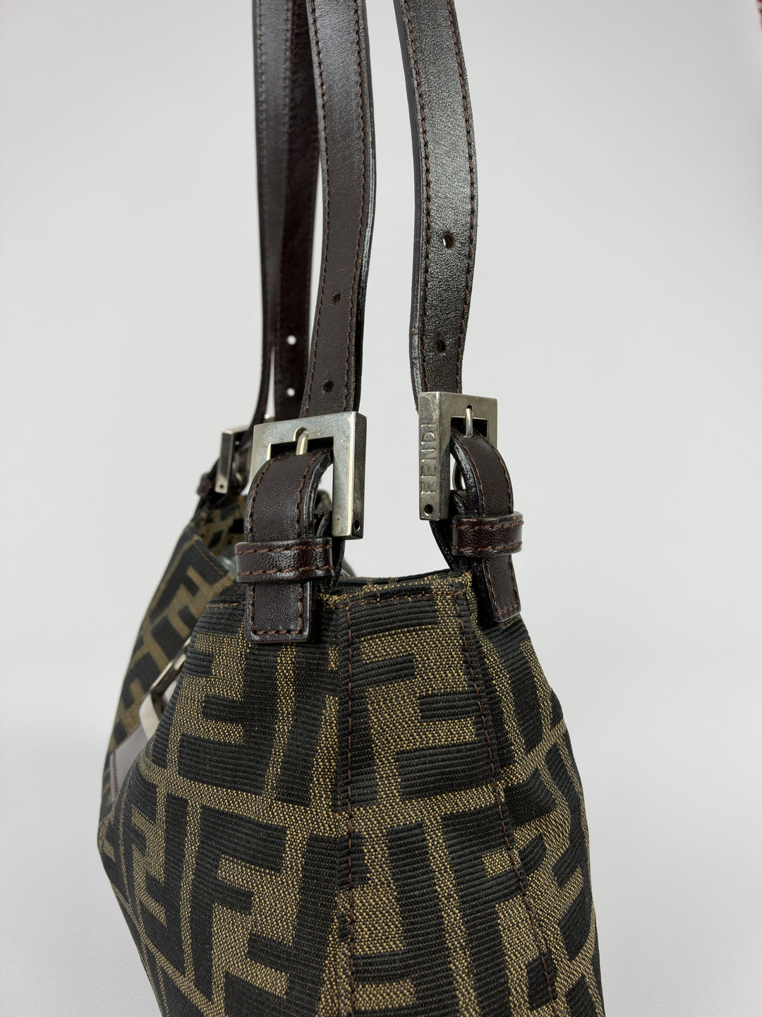 Fendi Zucca Canvas Baguette Buckle Shoulder Bag in Tabakbraun/Schwarz, Detailansicht 5