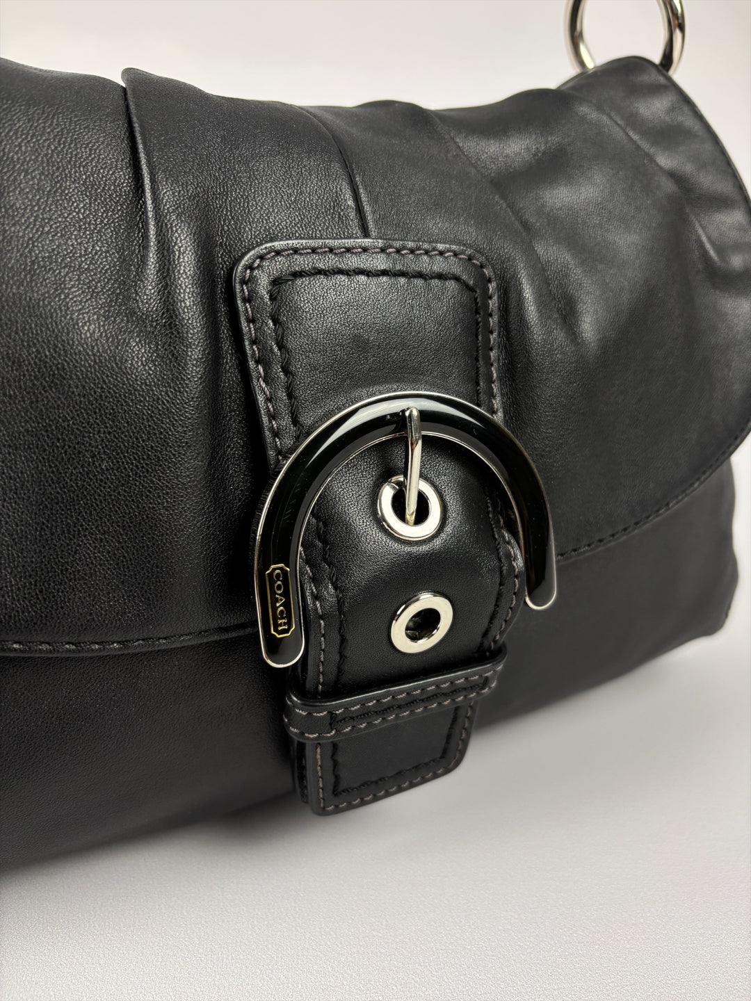 Coach Soho Leather Buckle Flap Shoulder Bag in Schwarz, Detailansicht 5