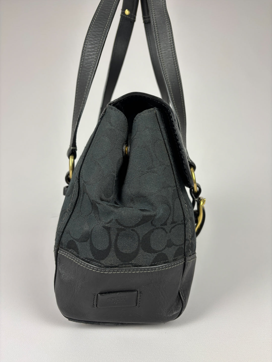 Coach Hampton Signature Flap Satchel Shoulder Bag in Schwarz, Detailansicht 5