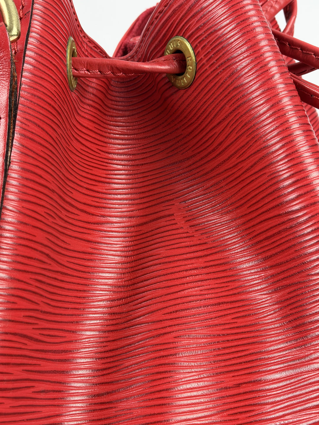 Louis Vuitton Epi Noé GM Shoulder Bag in Rot, Detailansicht 5