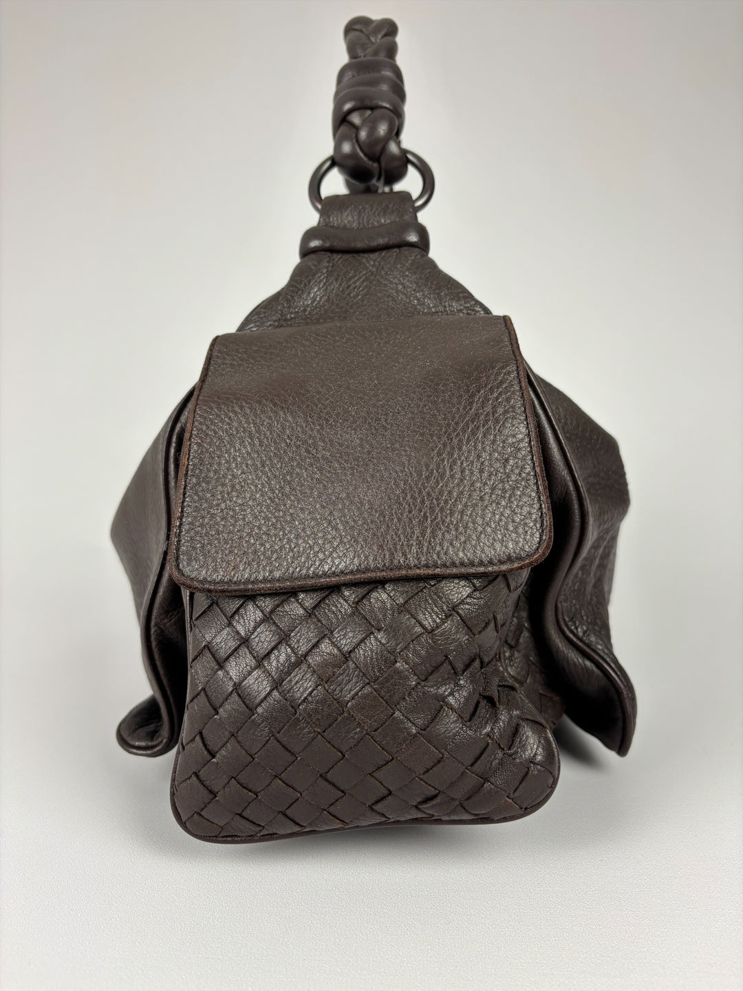 Bottega Veneta Intrecciato Cervo Leather Hobo Shoulder Bag in Dunkelbraun, Detailansicht 5