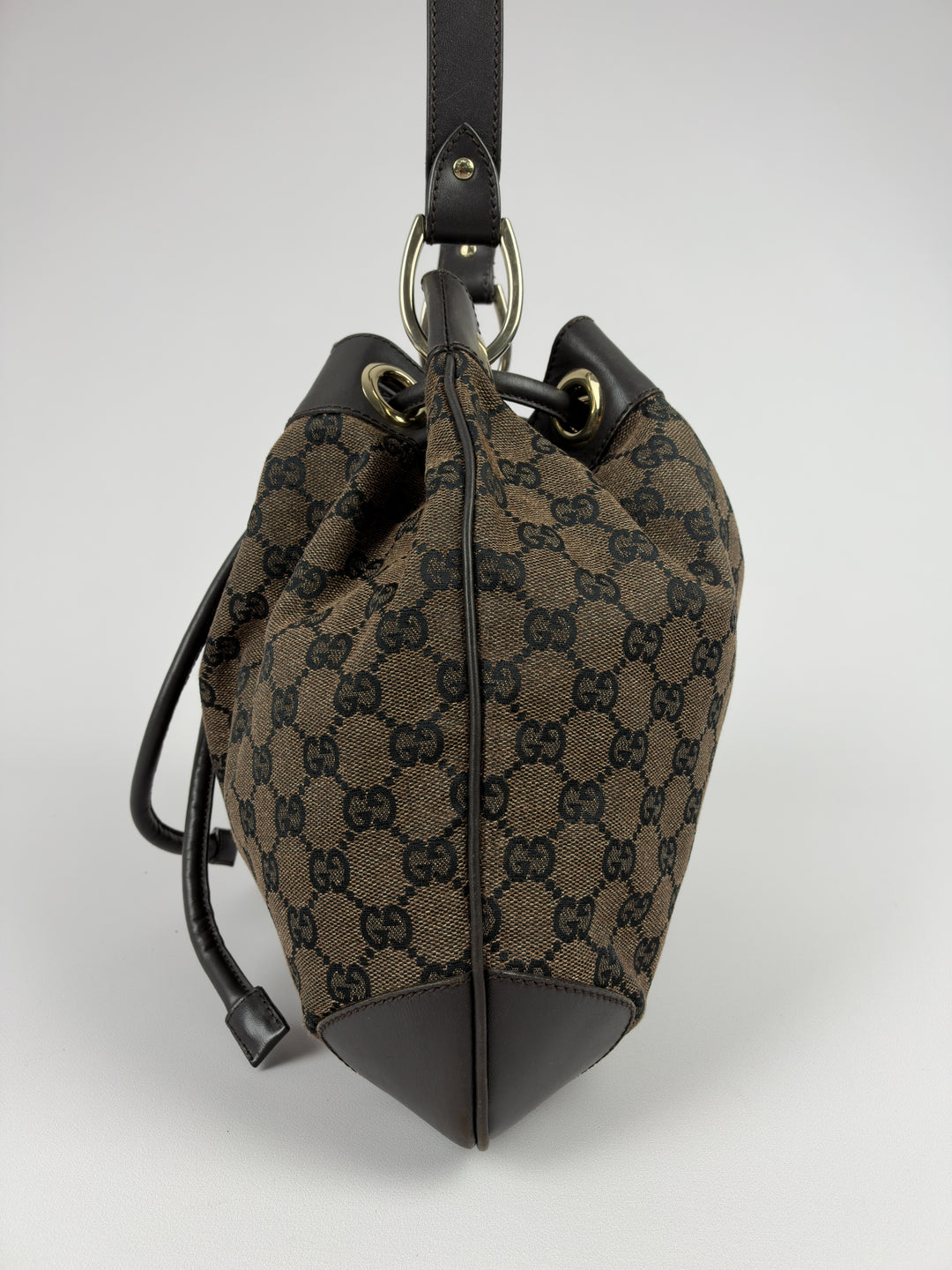 Gucci GG Canvas Drawstring Bucket Shoulder Bag in Braun/Schwarz, Detailansicht 2
