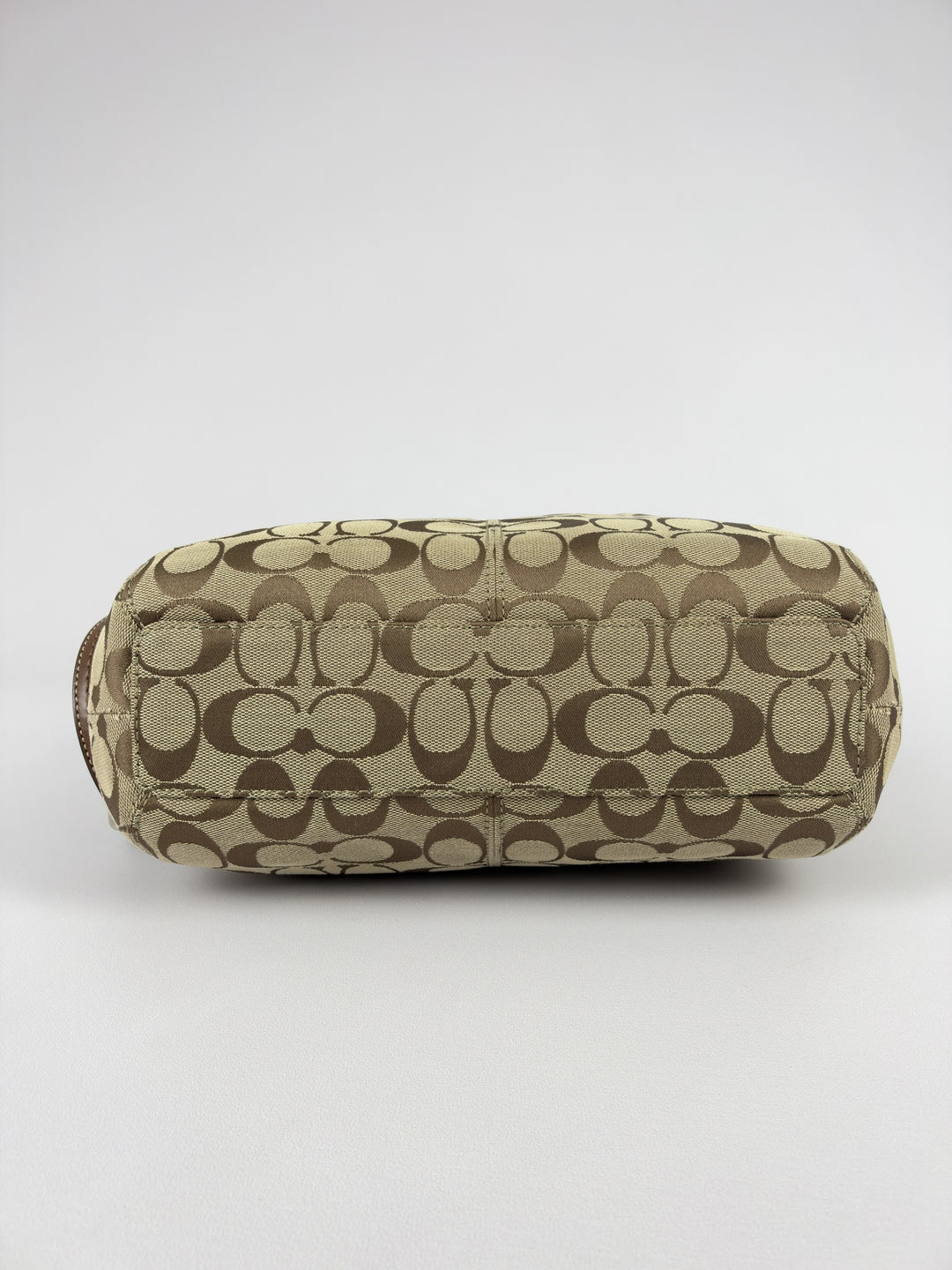 Coach Signature Convertible Hobo Shoulder Bag in Khaki/Braun, Detailansicht 5
