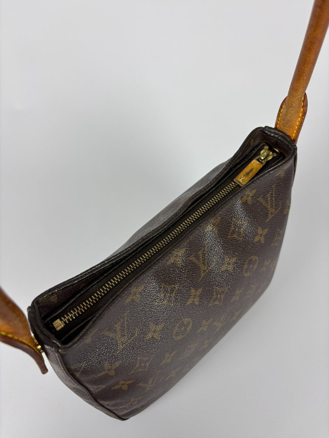 Louis Vuitton Monogram Looping PM Shoulder Bag in Braun, Detailansicht 5