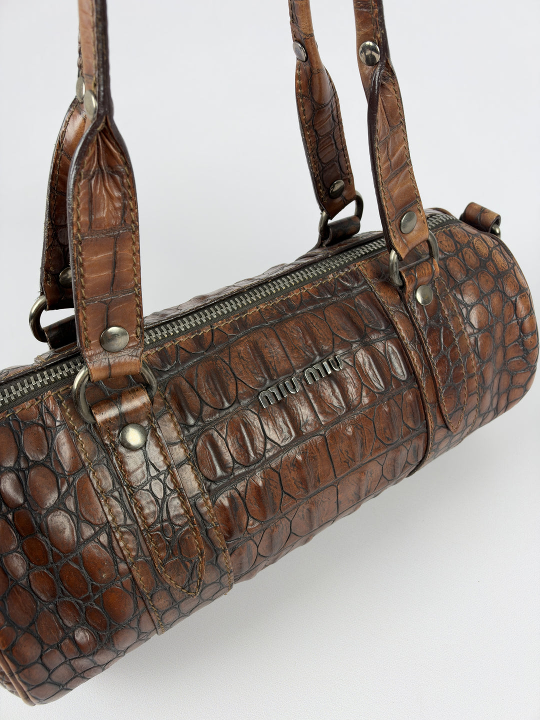 Miu Miu Archive Croc-Embossed Leather Barrel Shoulder Bag in Cognac/Braun, Detailansicht 5