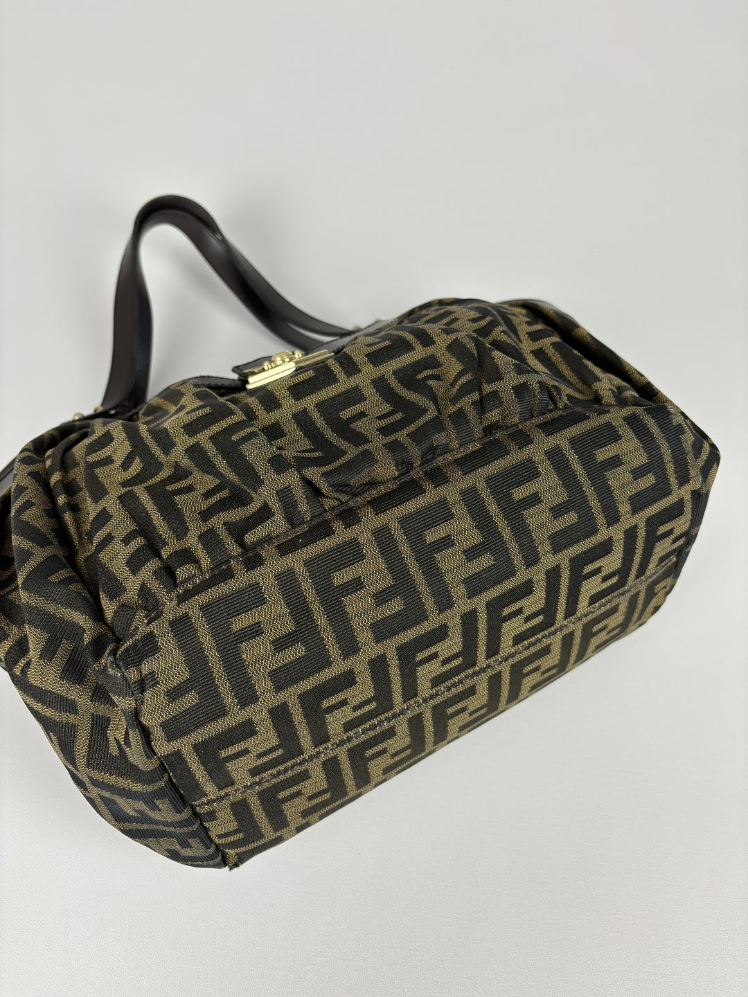 Fendi Zucca Canvas Chef Shoulder Bag in Tabak/Schwarz, Detailansicht 5