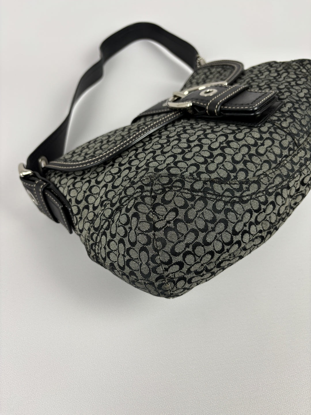 Coach Soho Mini Signature Buckle Flap Shoulder Bag in Grau/Schwarz, Detailansicht 5