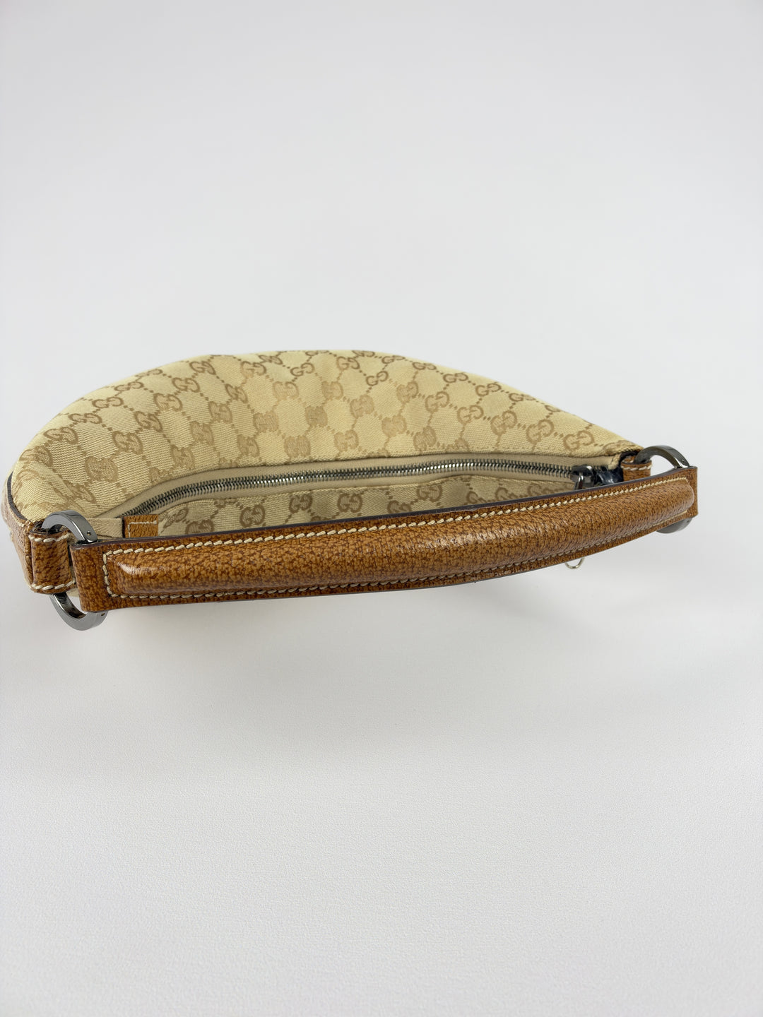 Gucci GG Canvas Small Hobo Shoulder Bag in Beige/Ebenholz, Detailansicht 5