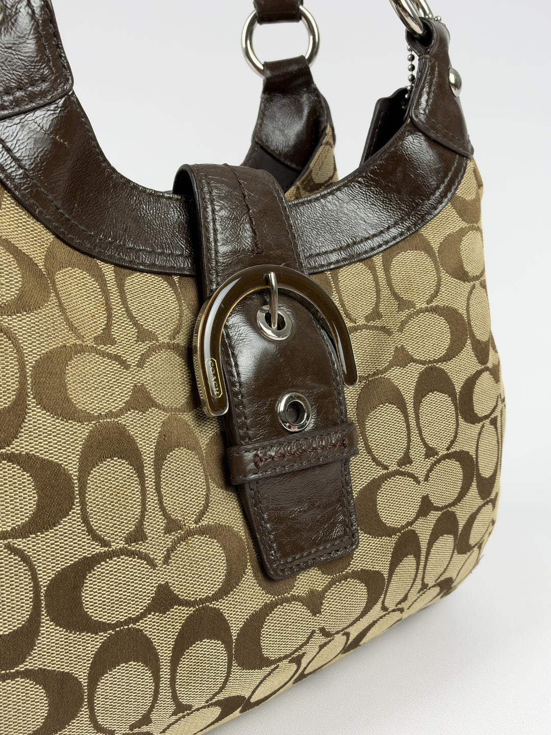 Coach Soho Signature Buckle Hobo Shoulder Bag in Khaki/Braun, Detailansicht 5