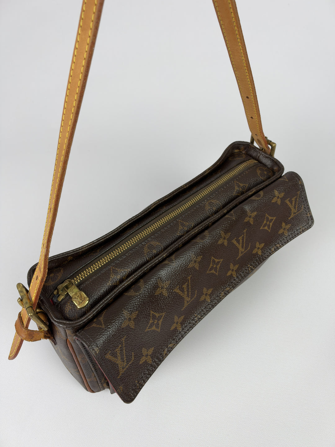 Louis Vuitton Monogram Viva Cité PM Shoulder Bag in Braun, Detailansicht 5