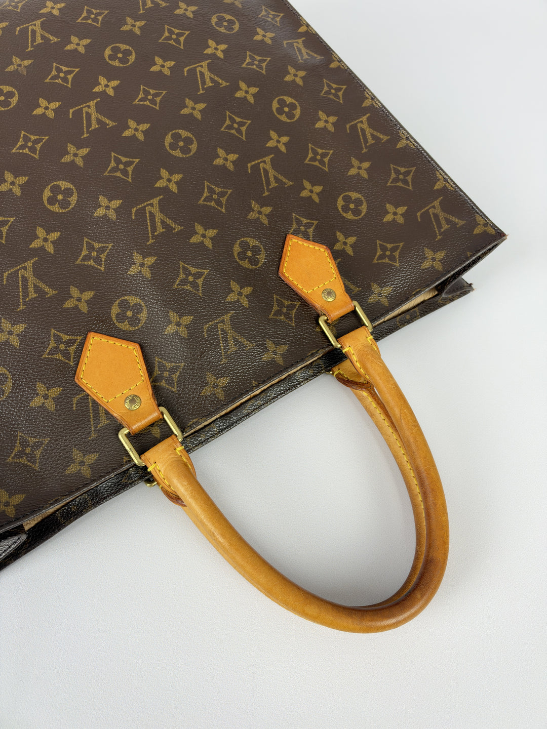 Louis Vuitton Monogram Sac Plat in Braun, Detailansicht 5