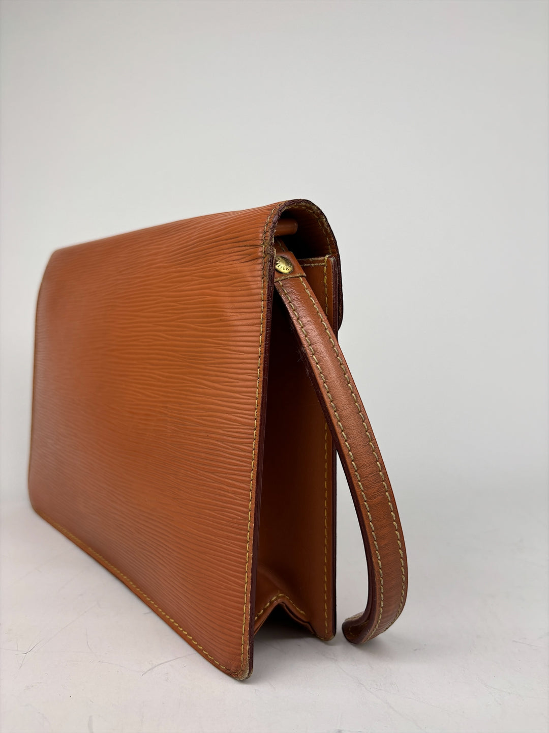 Louis Vuitton Epi Sellier Dragonne Clutch in Kenyan Fawn, Detailansicht 4