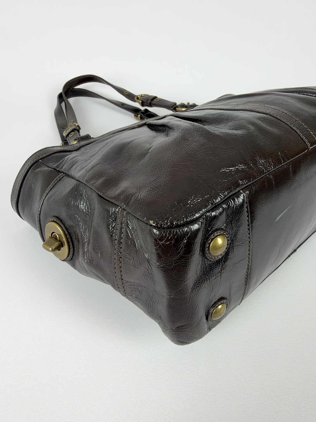 Coach Gallery Patent Leather Pleated Tote Shoulder Bag in Dunkelbraun, Detailansicht 6