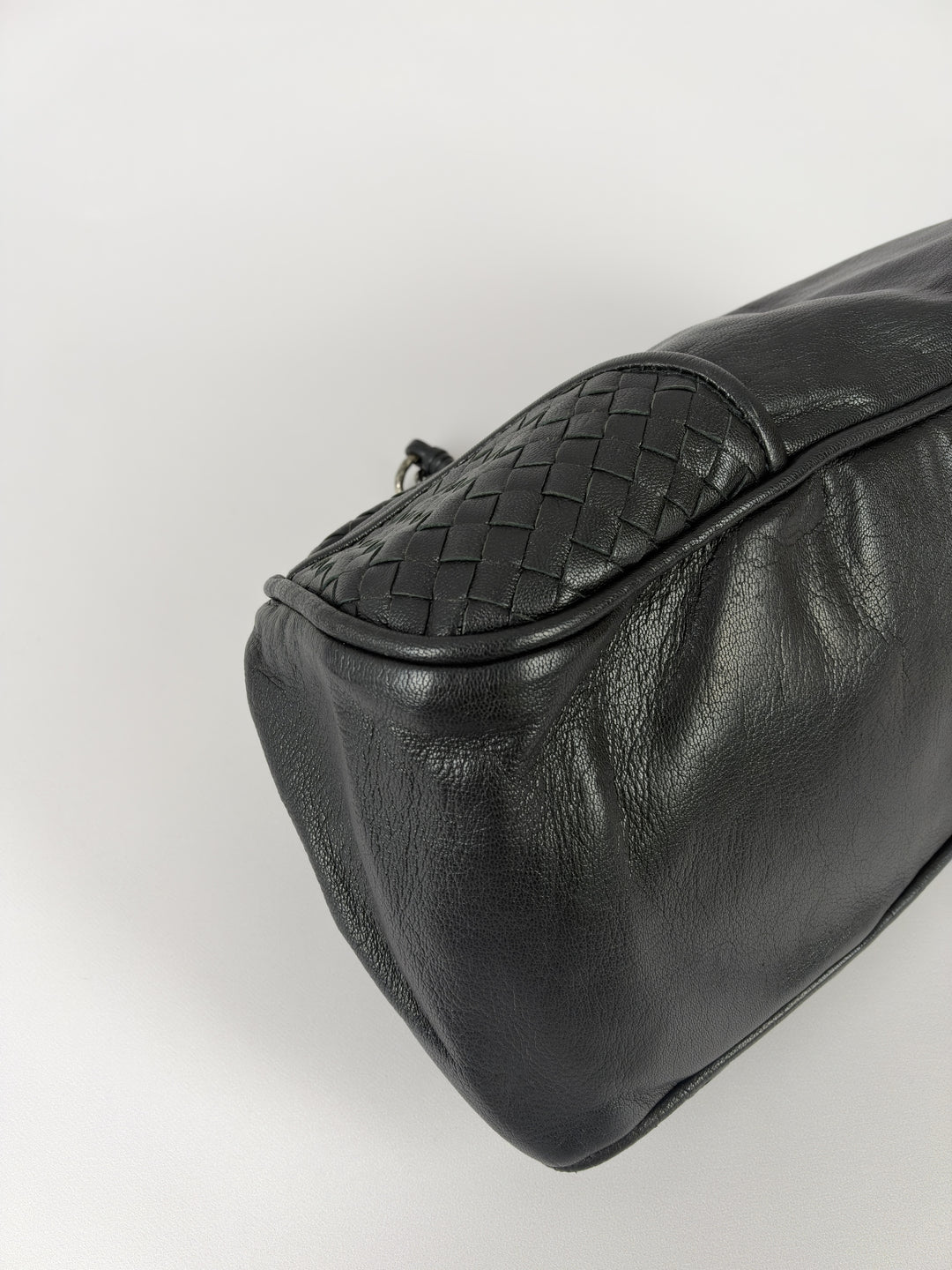Bottega Veneta Nappa Intrecciato Chain Shoulder Bag in Schwarz, Detailansicht 6