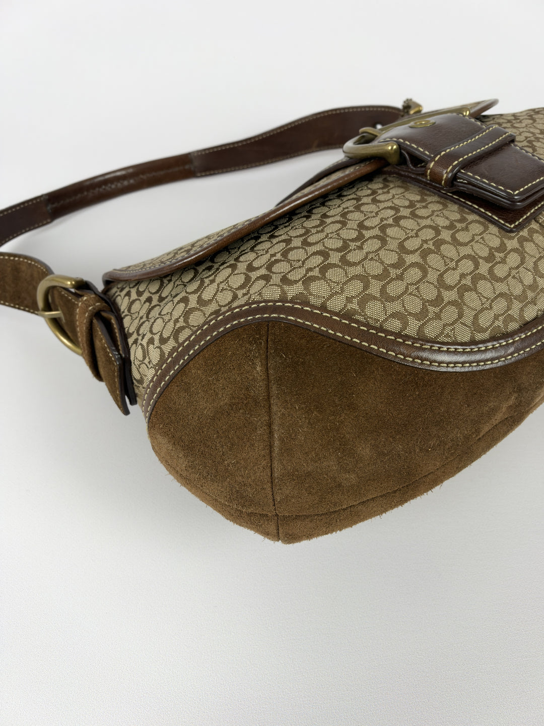 Coach Soho Mini Signature Suede Buckle Flap Shoulder Bag in Khaki/Braun, Detailansicht 6