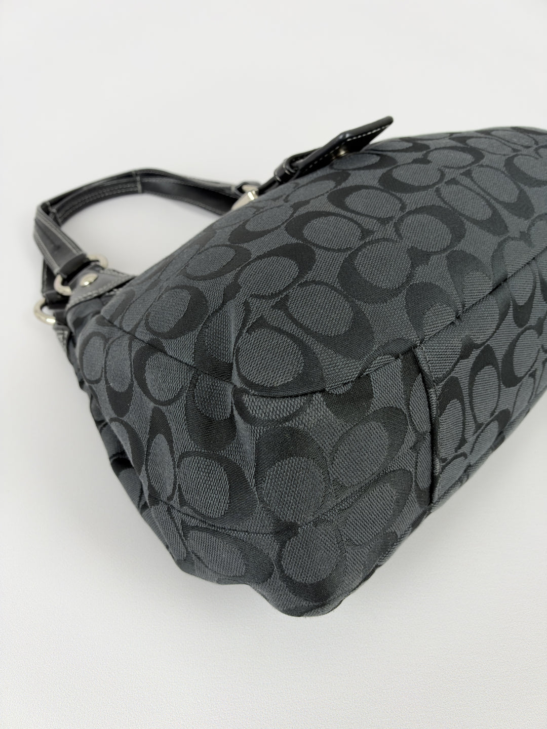 Coach Soho Signature Buckle Hobo Shoulder Bag in Schwarz/Anthrazit, Detailansicht 6