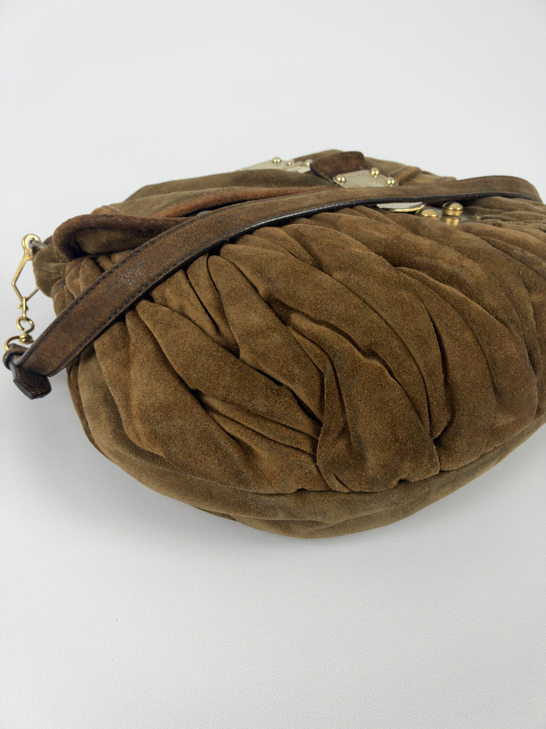 Miu Miu Coffer Matelassé Suede Hobo Shoulder Bag in Oliv-/Tabakbraun, Detailansicht 6