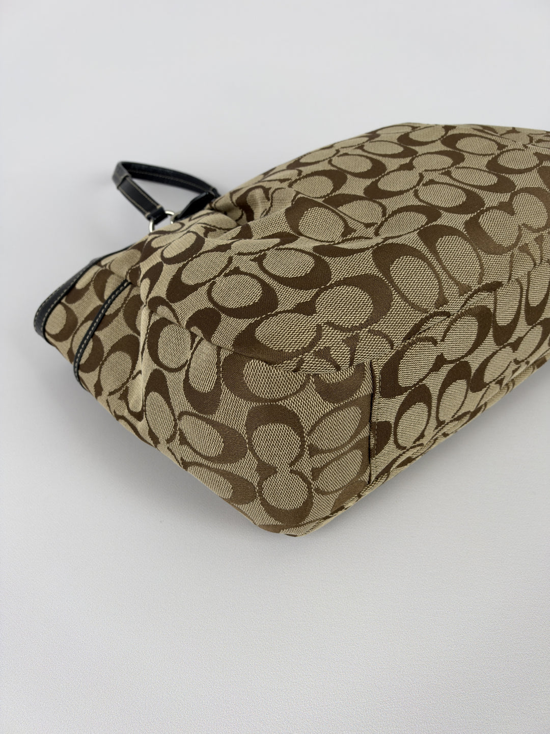 Coach Gallery Signature Tote Shoulder Bag in Khaki/Braun, Detailansicht 6