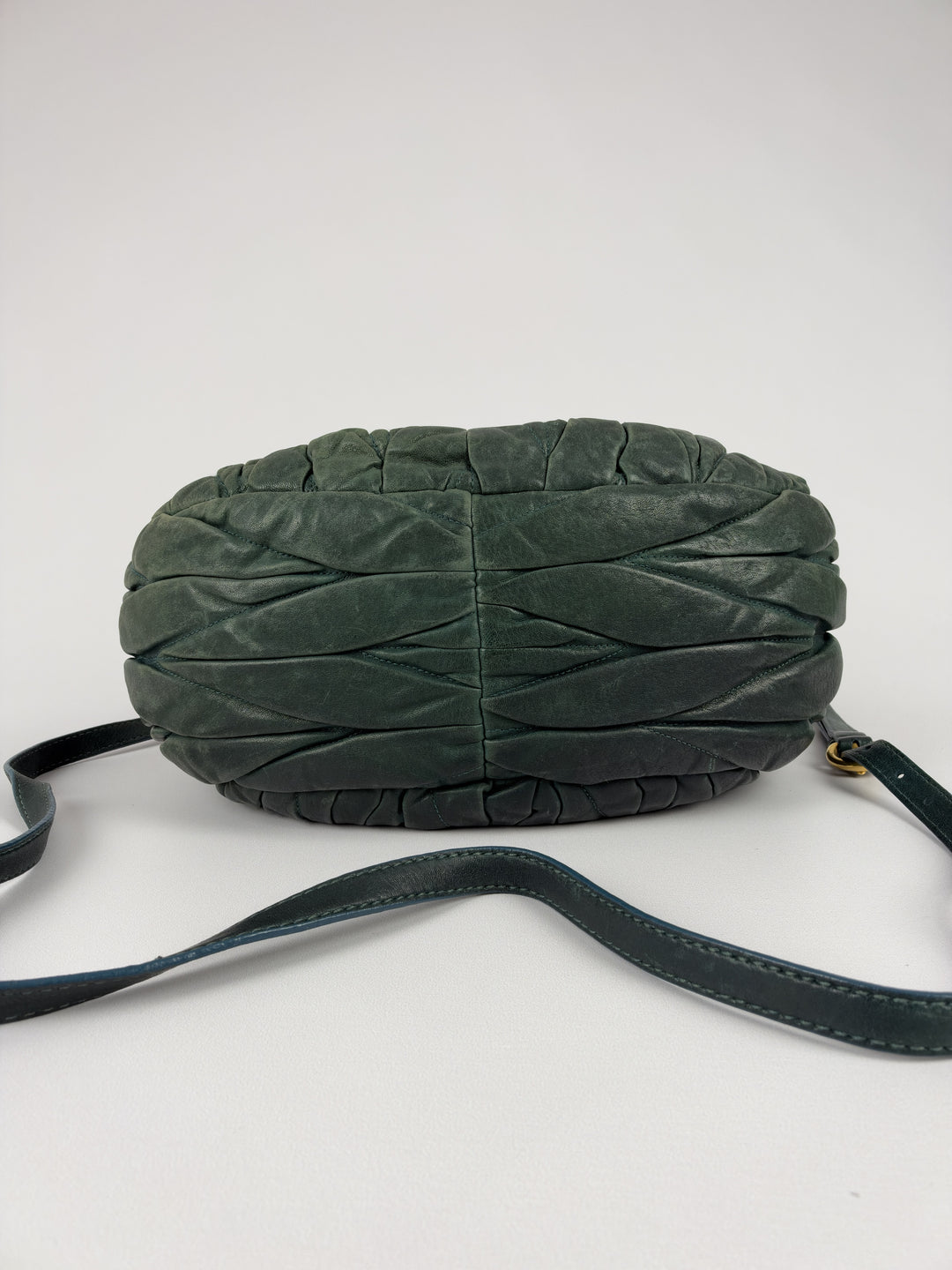 Miu Miu Coffer Matelassé Leather Shoulder Bag in Dunkelgrün, Detailansicht 6