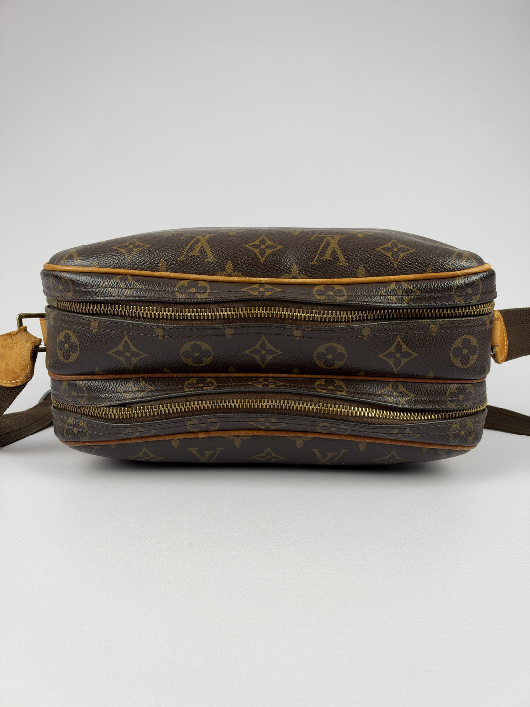 Louis Vuitton Monogram Reporter PM Shoulder Bag in Braun/Beige, Detailansicht 6
