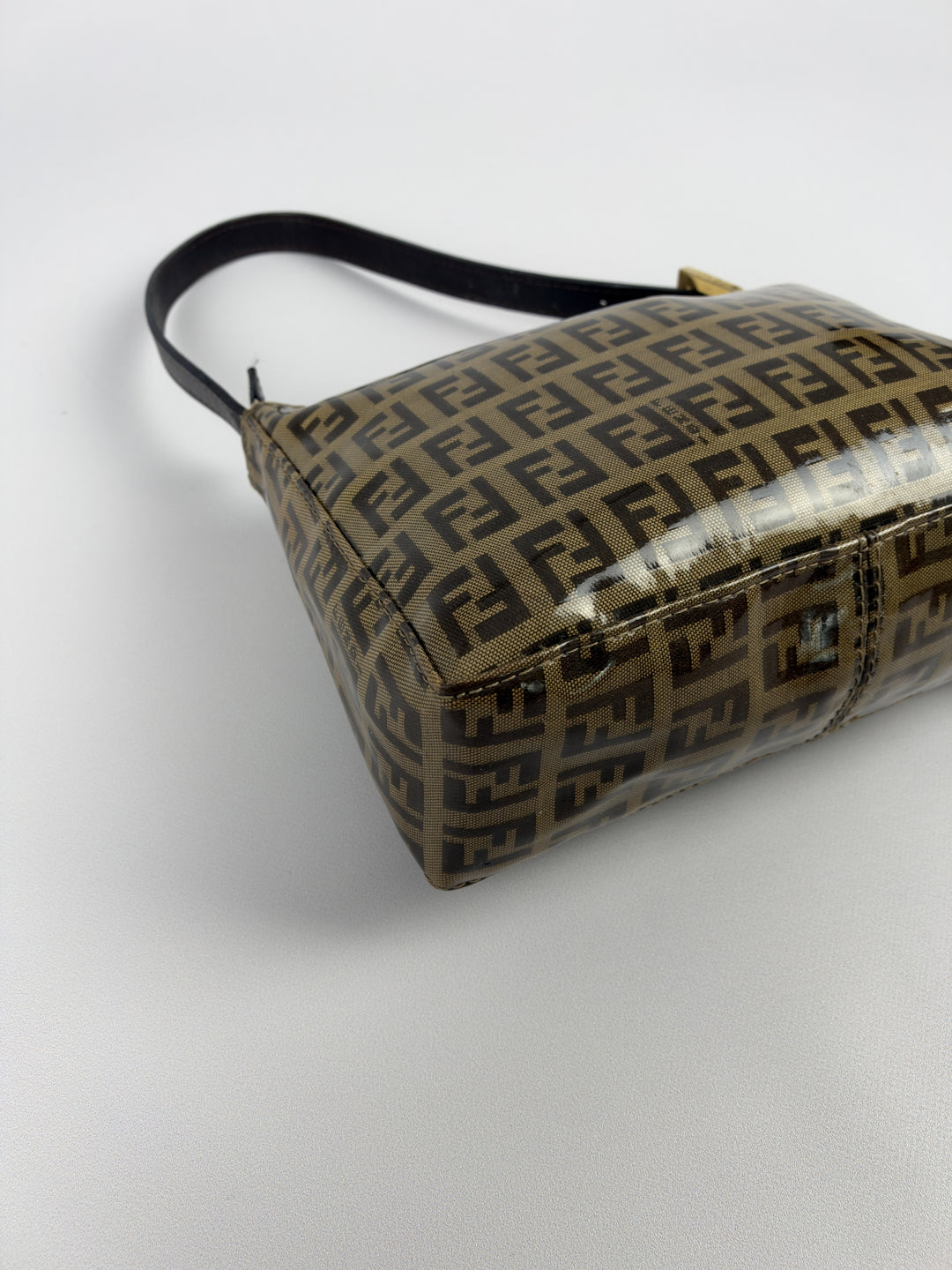 Fendi Zucca Coated Canvas Pochette Shoulder Bag in Tabakbraun/Schwarzbraun, Detailansicht 6