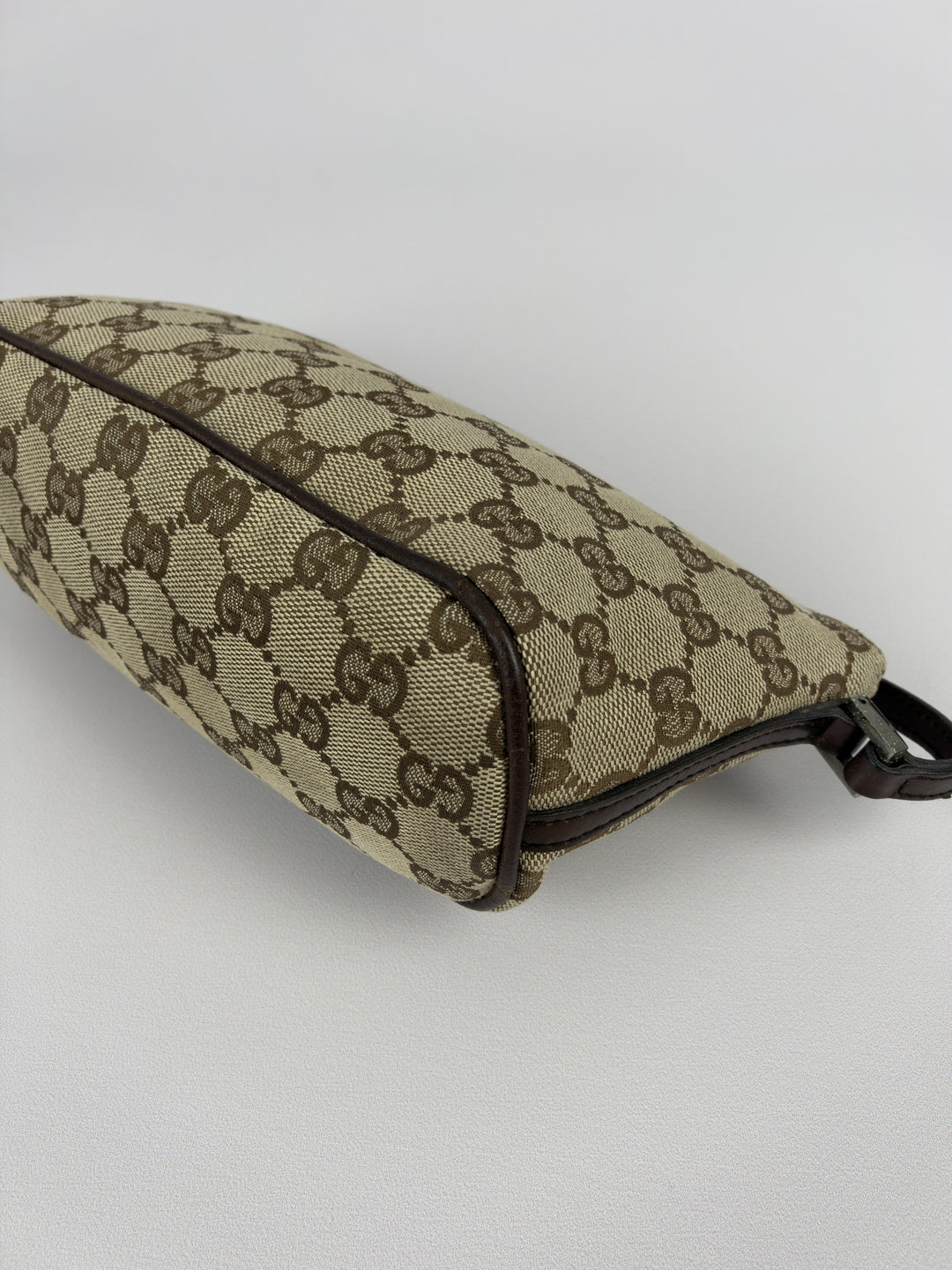 Gucci GG Canvas Boat Pochette in Beige/Braun, Detailansicht 6