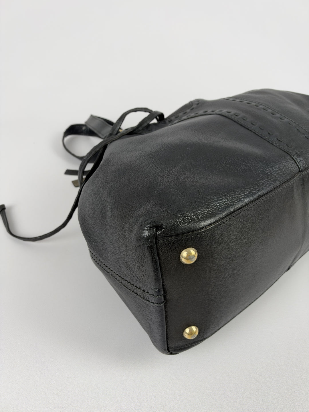 Yves Saint Laurent Reversible Double Leather Shoulder Bag in Schwarz, Detailansicht 6