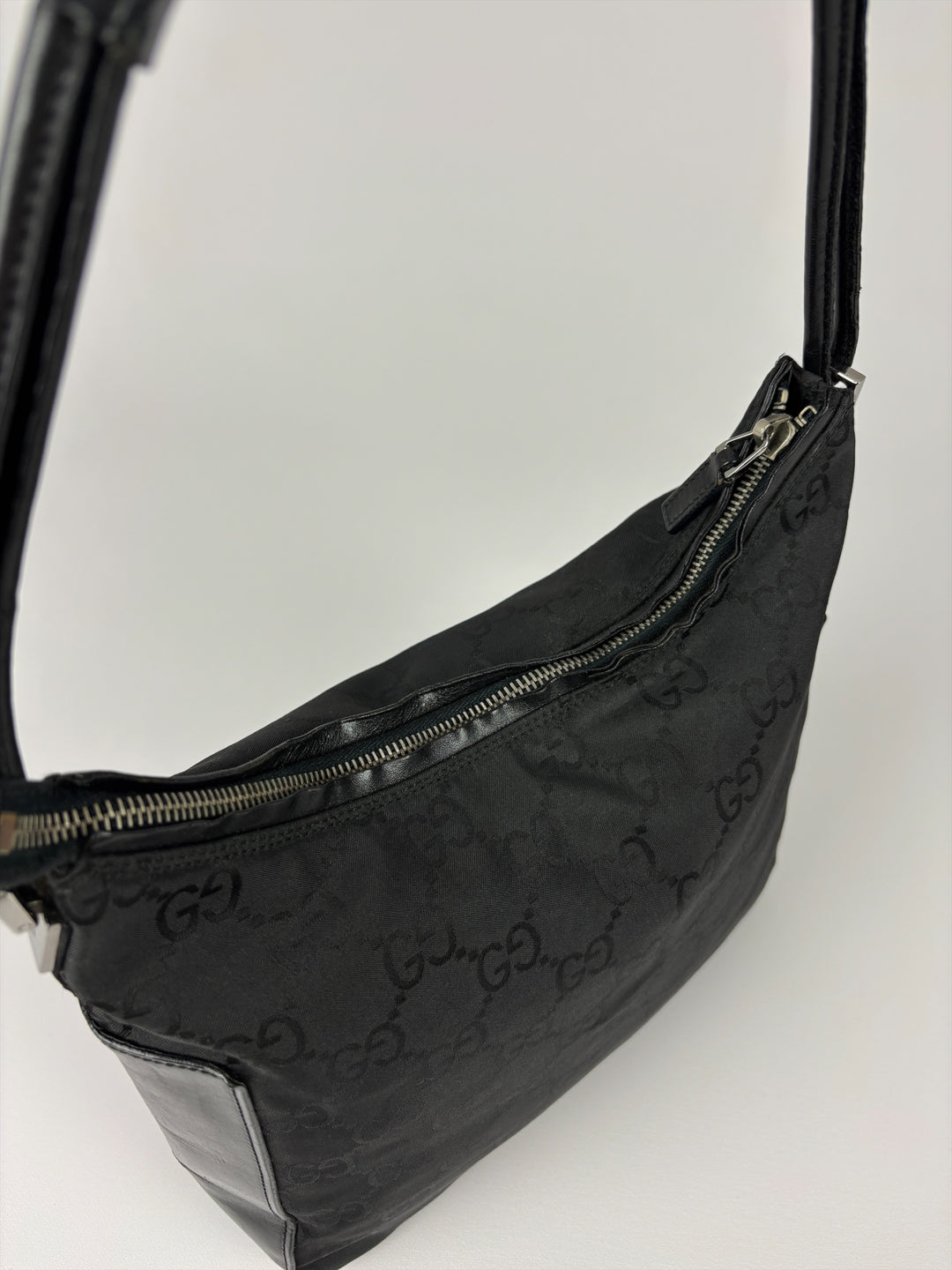 Gucci GG Nylon Hobo Shoulder Bag in Schwarz, Detailansicht 6