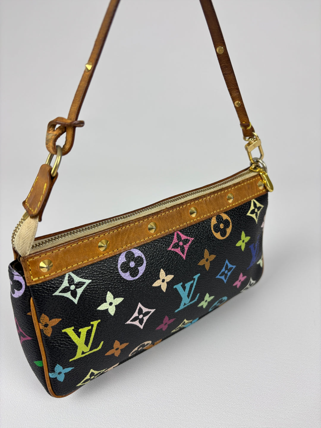 Louis Vuitton Monogram Multicolore Pochette Accessoires Shoulder Bag in Schwarz, Detailansicht 6