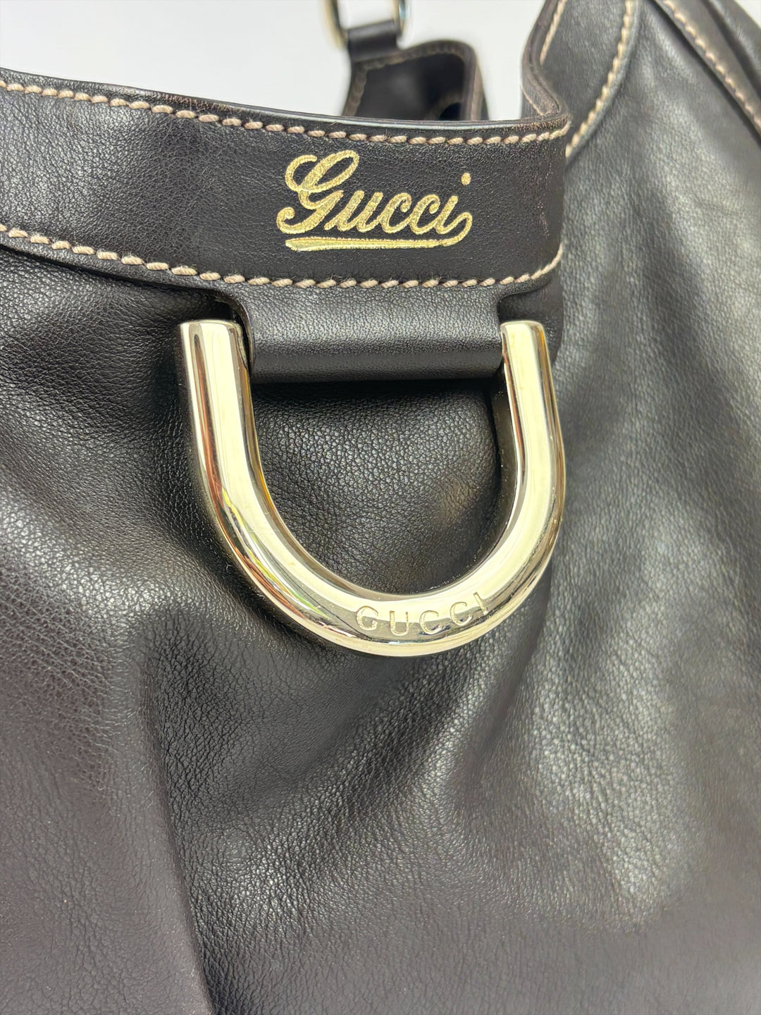 Gucci Abbey D-Ring Leather Hobo Shoulder Bag in Dunkelbraun, Detailansicht 6