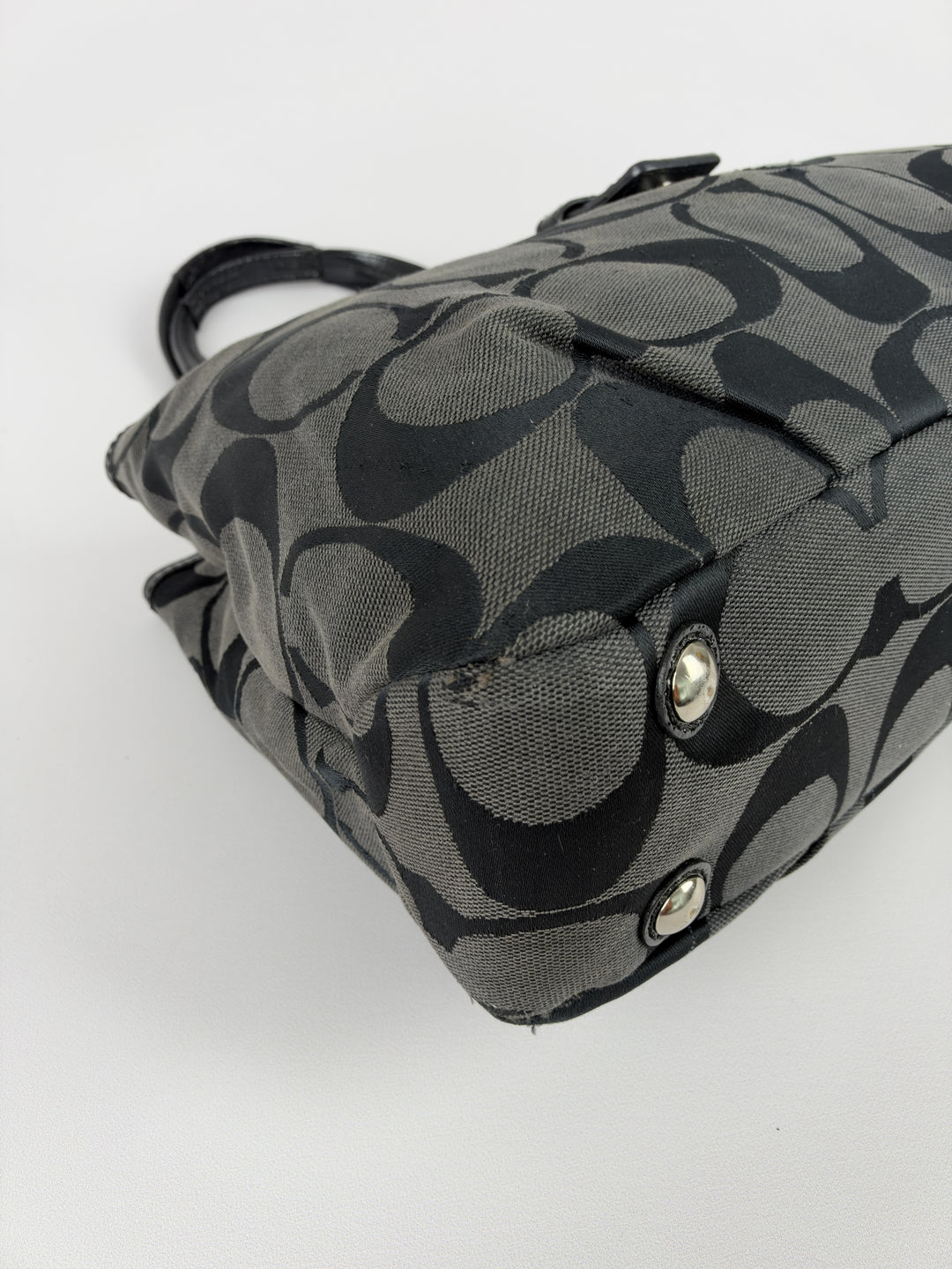 Coach Signature Soho Buckle Tote Shoulder Bag in Grau/Schwarz, Detailansicht 6