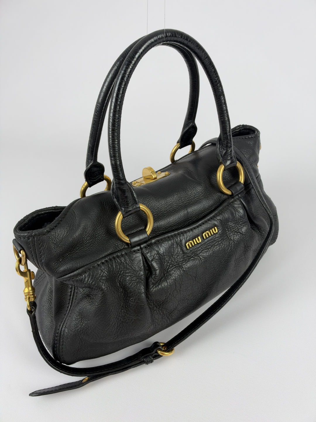 Miu Miu Cervo Shine Leather Shopping Tote Shoulder Bag in Schwarz, Detailansicht 6