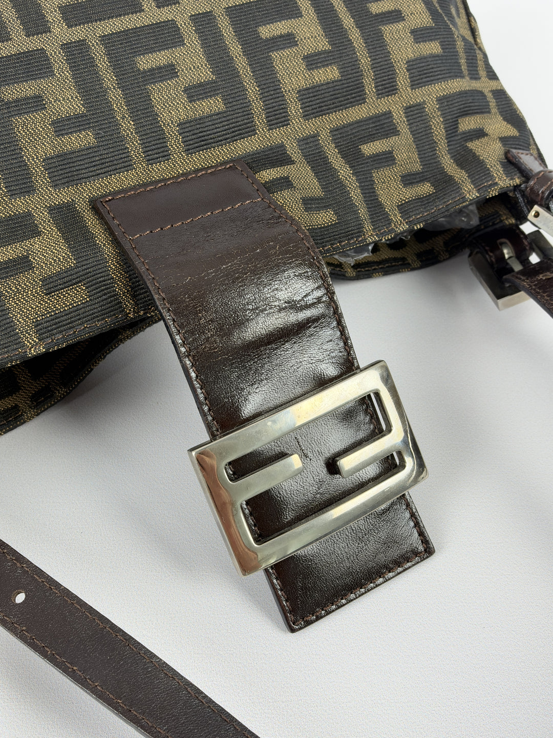 Fendi Zucca Canvas Baguette Buckle Shoulder Bag in Tabakbraun/Schwarz, Detailansicht 6