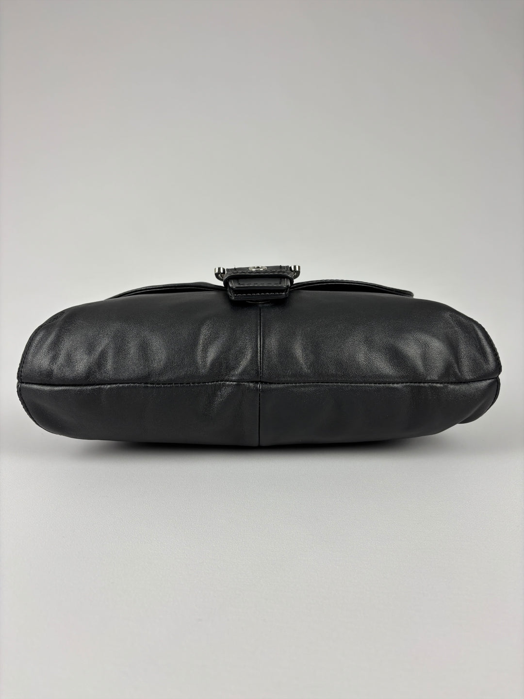 Coach Soho Leather Buckle Flap Shoulder Bag in Schwarz, Detailansicht 6