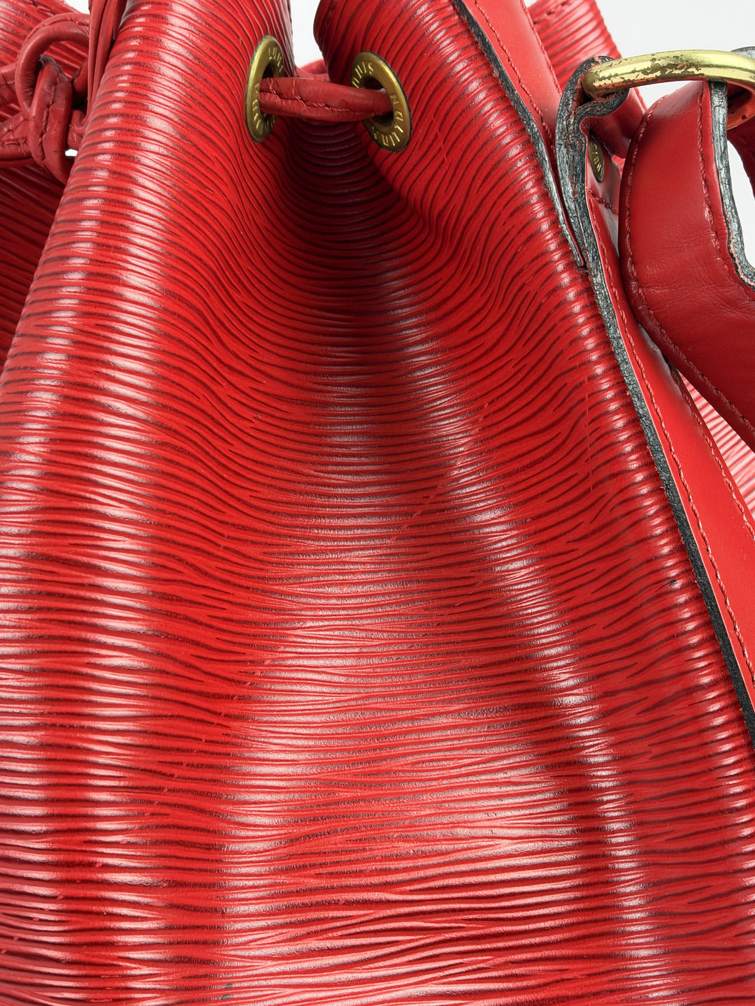 Louis Vuitton Epi Noé GM Shoulder Bag in Rot, Detailansicht 6