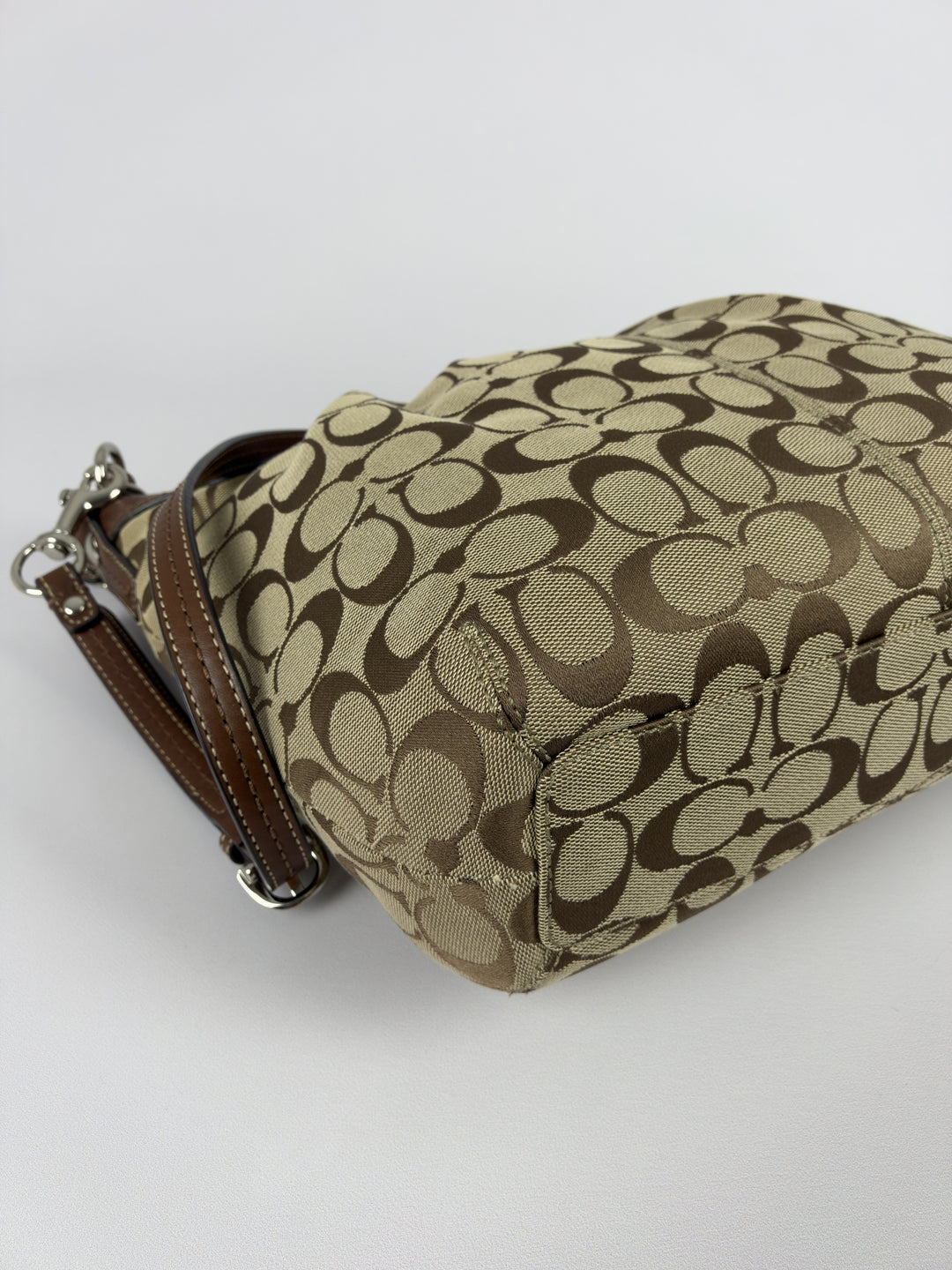 Coach Signature Convertible Hobo Shoulder Bag in Khaki/Braun, Detailansicht 6