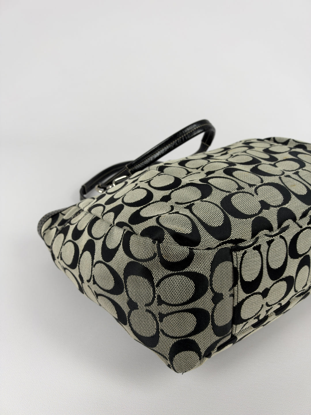 Coach Gallery Signature Tote Shoulder Bag in Grau/Schwarz, Detailansicht 6