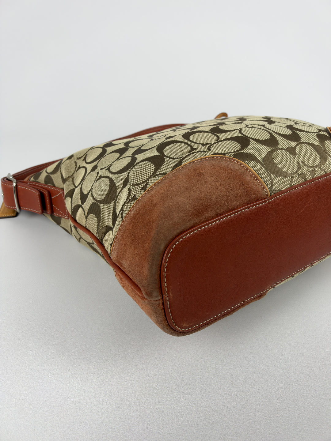 Coach Signature Suede Trim Hobo Shoulder Bag in Khaki/Braun, Detailansicht 6