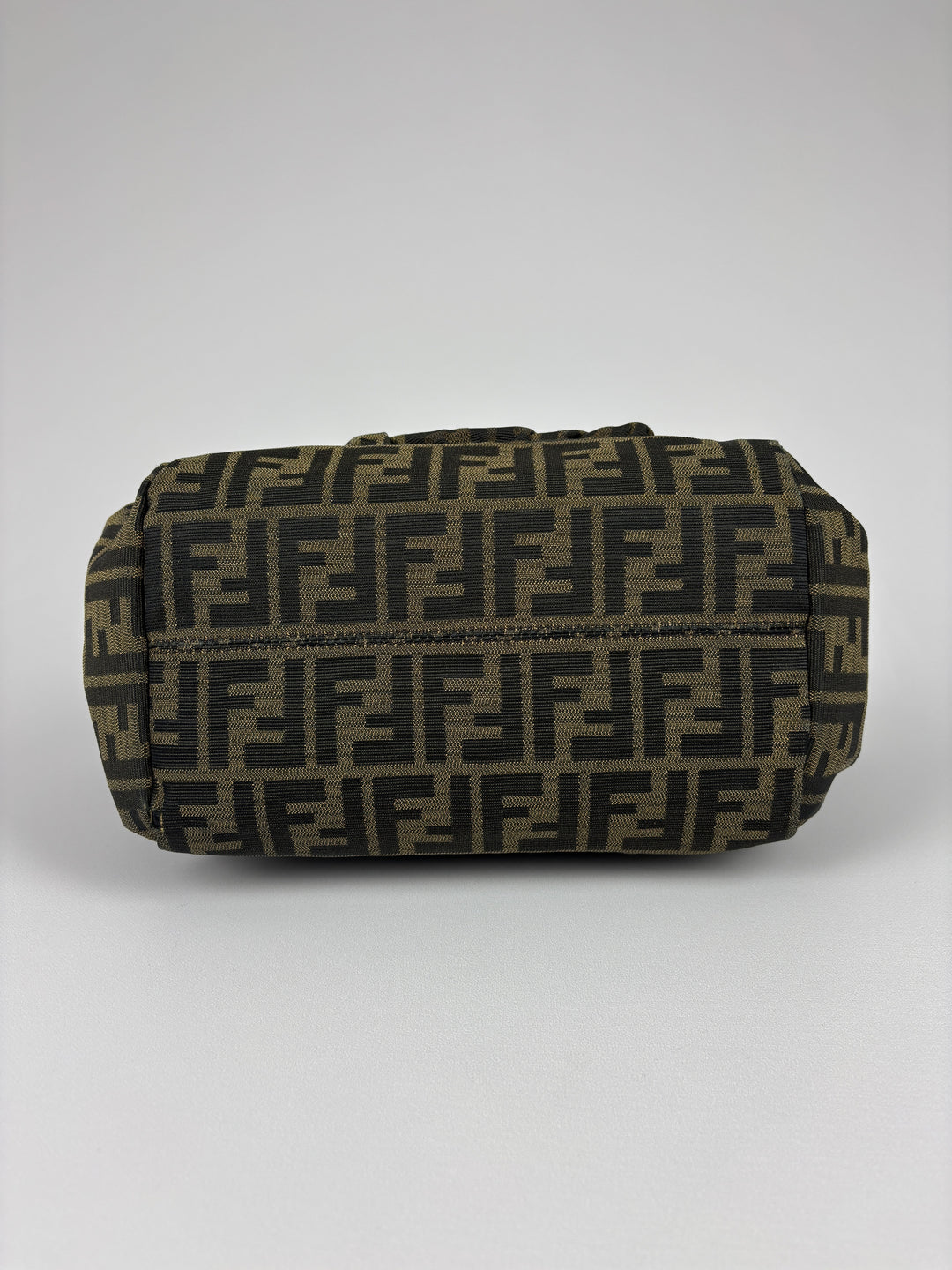 Fendi Zucca Canvas Chef Shoulder Bag in Tabak/Schwarz, Detailansicht 6