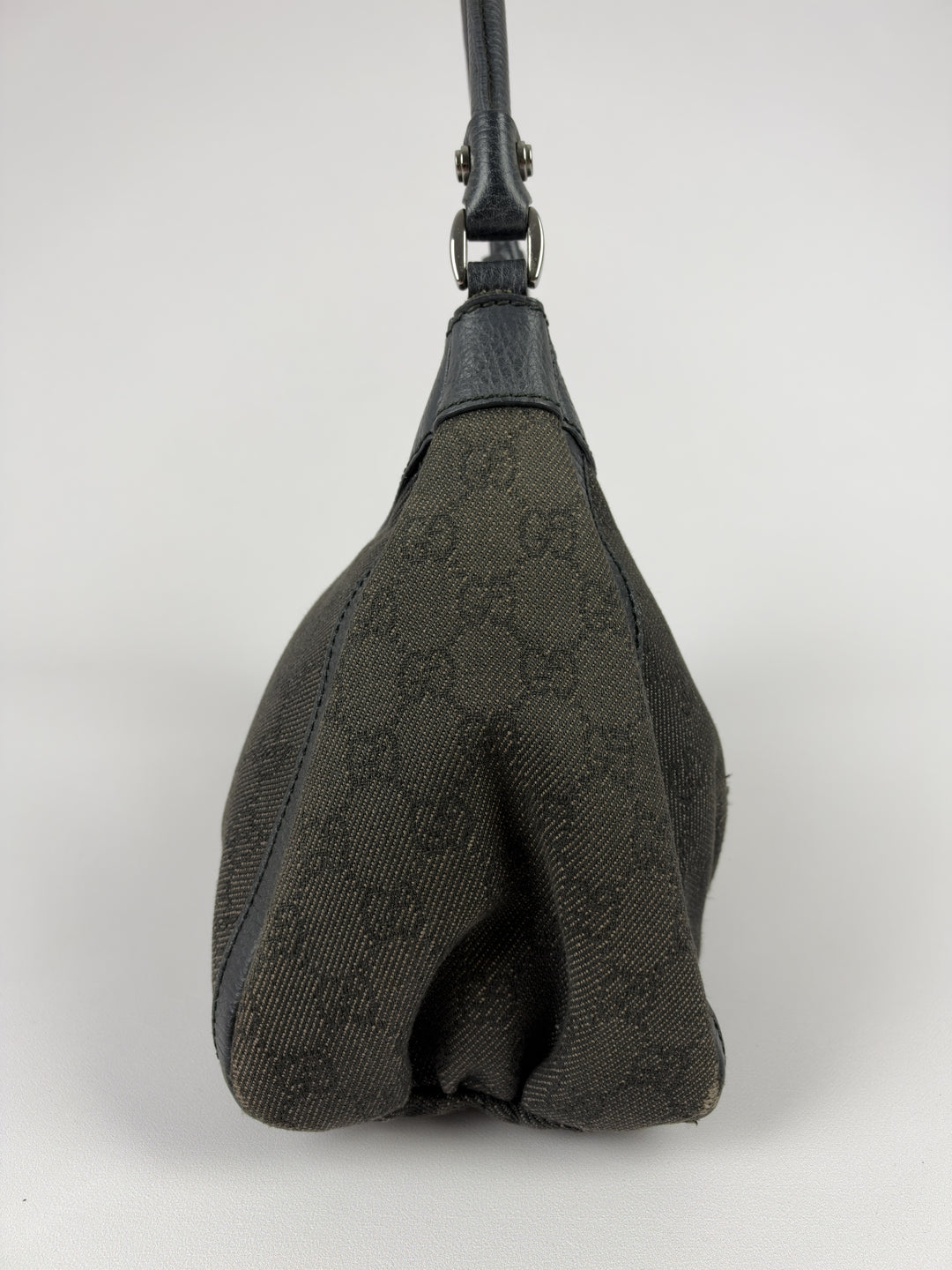Gucci Abbey D-Ring Small Hobo Shoulder Bag in Anthrazit/Dunkelgrau, Detailansicht 6