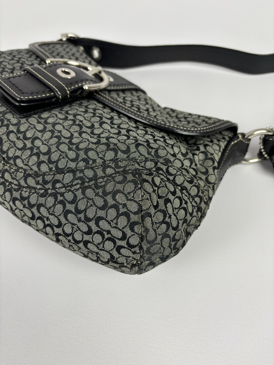 Coach Soho Mini Signature Buckle Flap Shoulder Bag in Grau/Schwarz, Detailansicht 6