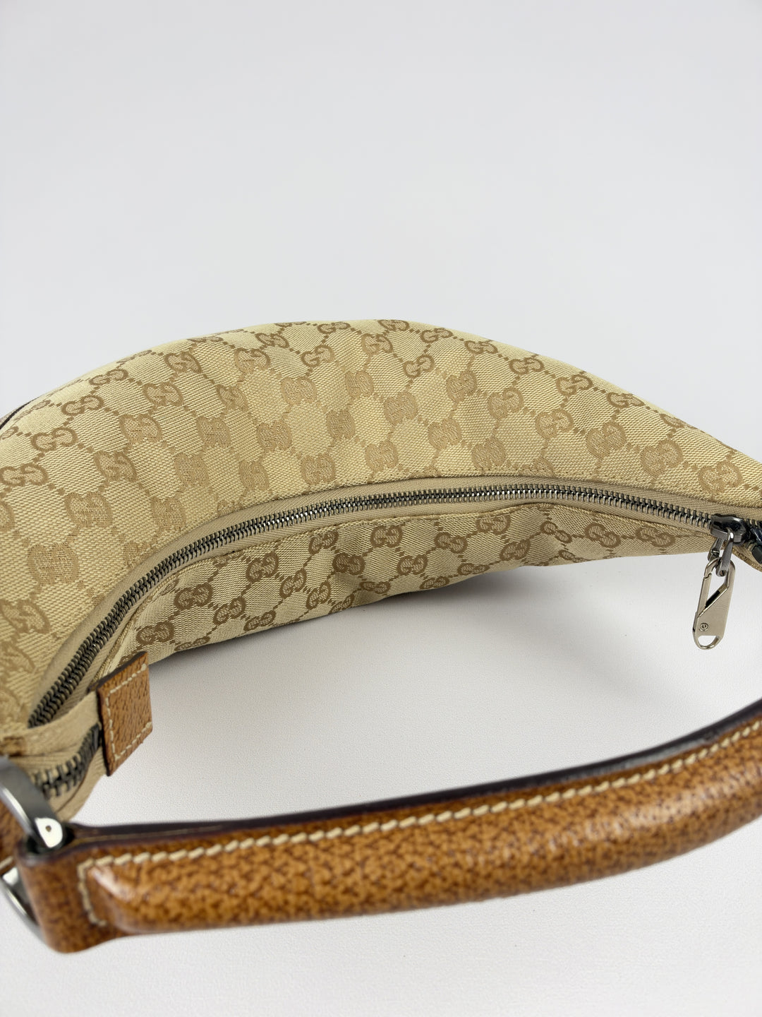 Gucci GG Canvas Small Hobo Shoulder Bag in Beige/Ebenholz, Detailansicht 6
