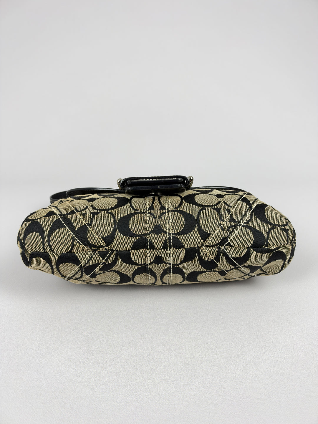 Coach Soho Signature Buckle Flap Baguette Shoulder Bag in Khaki/Schwarz, Detailansicht 6