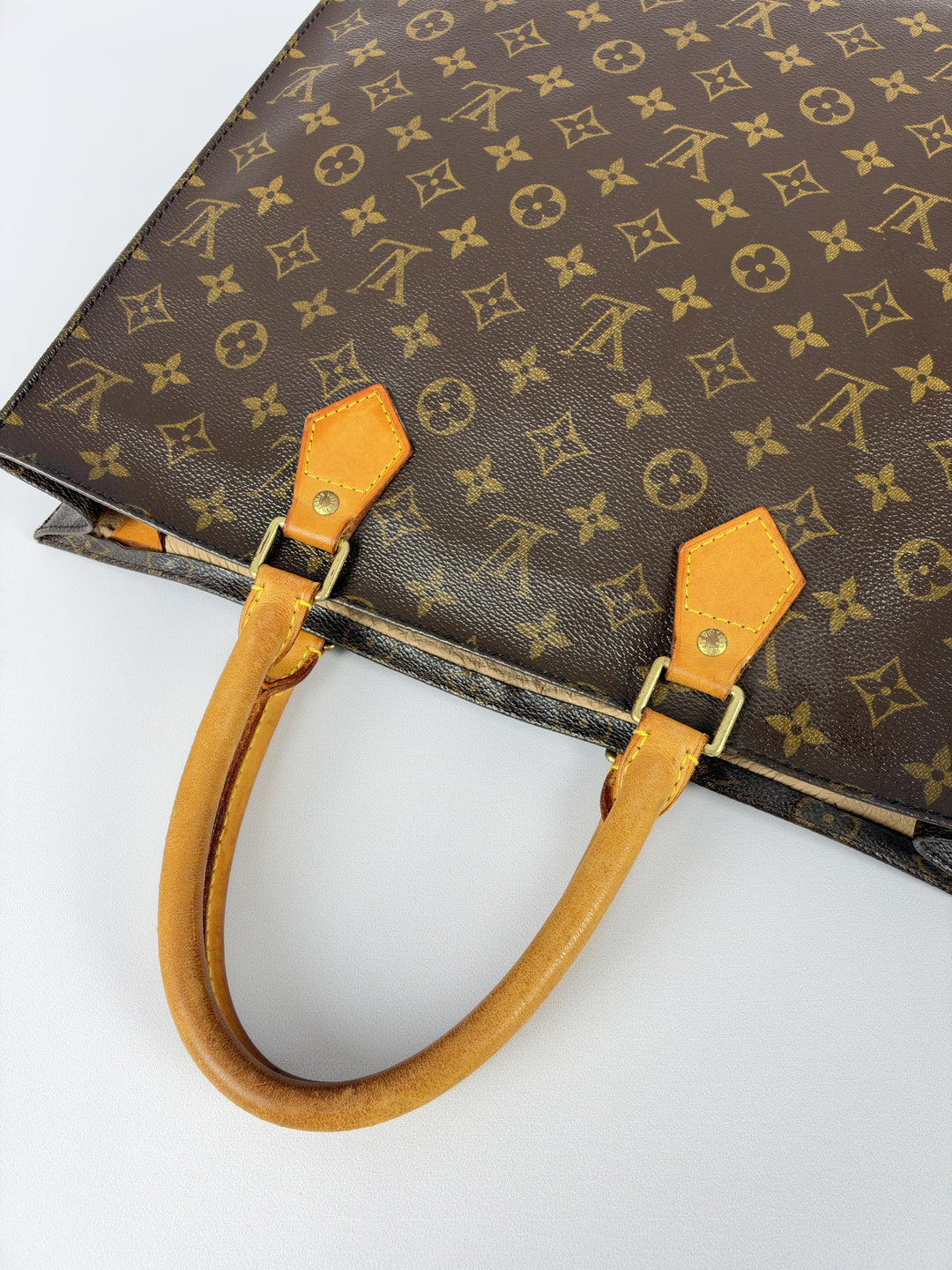 Louis Vuitton Monogram Sac Plat in Braun, Detailansicht 6