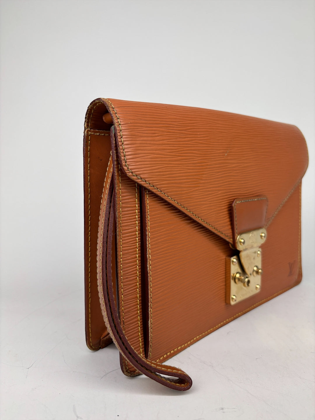 Louis Vuitton Epi Sellier Dragonne Clutch in Kenyan Fawn, Detailansicht 5
