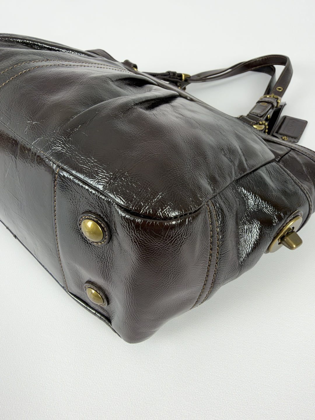 Coach Gallery Patent Leather Pleated Tote Shoulder Bag in Dunkelbraun, Detailansicht 7