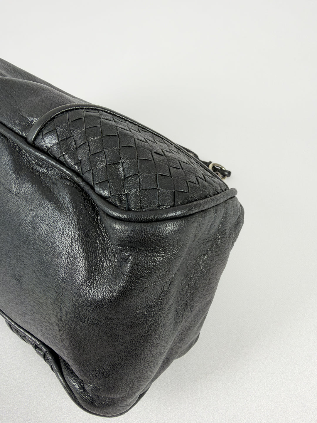 Bottega Veneta Nappa Intrecciato Chain Shoulder Bag in Schwarz, Detailansicht 7